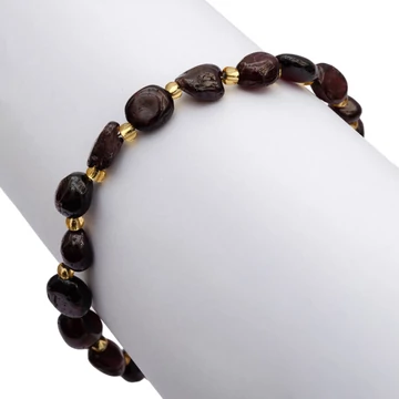 Gránát pubble és kásagyöngy arany szín, ásvány karkötő, 17 cm