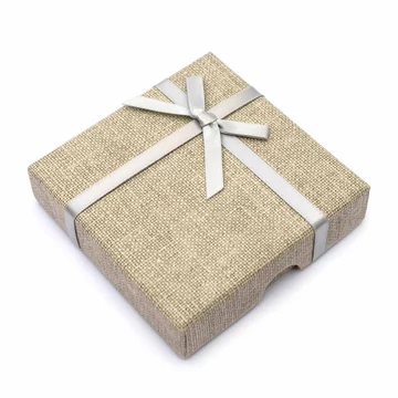 Díszdoboz fekete selyembéléssel, natúr, szürke masnis, karton, 9x9 cm