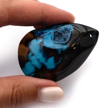 Achát fúrt medál, csepp, amorf, színezett, kék, kb. 35x45 mm