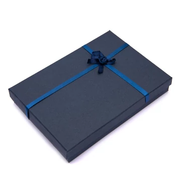 Díszdoboz, sötétkék szín, sötétkék szatén szalag, fehér szivacs, karton, 12,5x18 cm