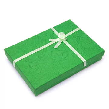Díszdoboz, zöld szín, zöld szatén szalag, fehér szivacs, karton, 12,5x18 cm