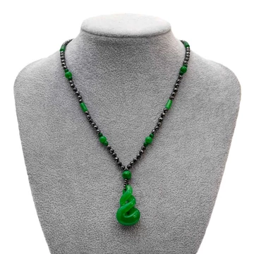Divatnyaklánc, színezett jáde, fazettált hematit, faragott medál, zöld, 40+5 cm