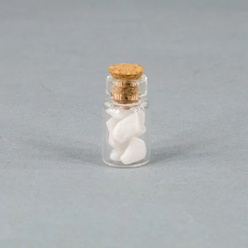 Fehér jáde mini ezoterikus üvegcse (18x10 mm)