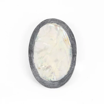 Bölényszarv kagylóberakásos (szürke) ovális gyöngy, 30x45 mm (1 db)