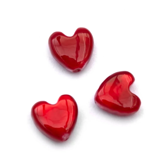 Kagyló, piros szív gyöngy, 5x6 mm
