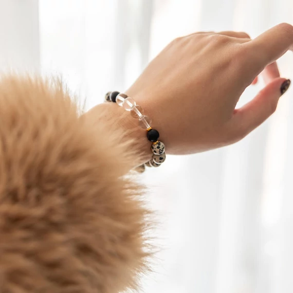 Dalmatíner hegyikristály és onix gumis karkötő 8 mm