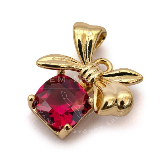 Elegáns ajándékdoboz, piros kővel, 18K bevont arany masnis medál, kb.15x14 mm (1 db)