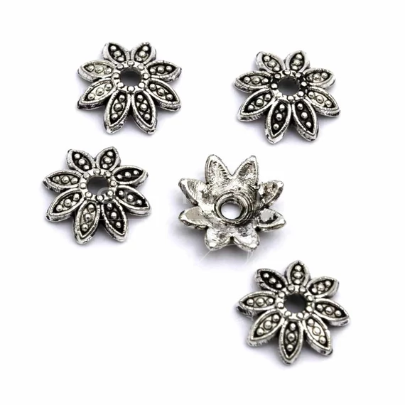 Virág mintás gyöngykupak, antikolt ezüst szín, virág 7x2 mm, 10 db
