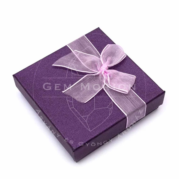 Közepes, négyzet alakú (lila), organza szalagos díszdoboz, 9x9 cm
