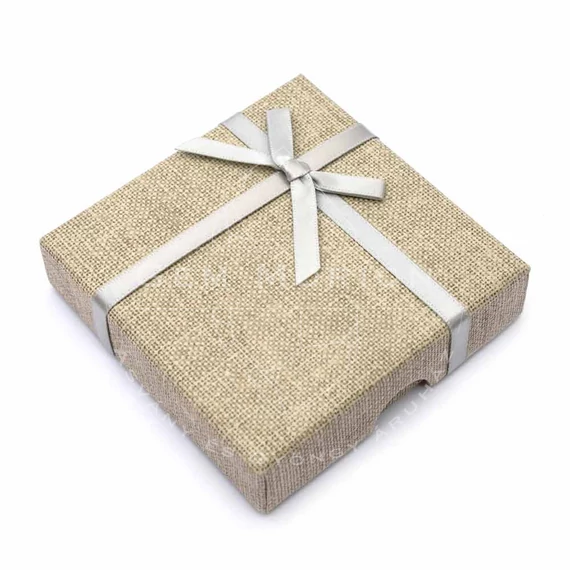 Díszdoboz fekete selyembéléssel, natúr, szürke masnis, karton, 9x9 cm