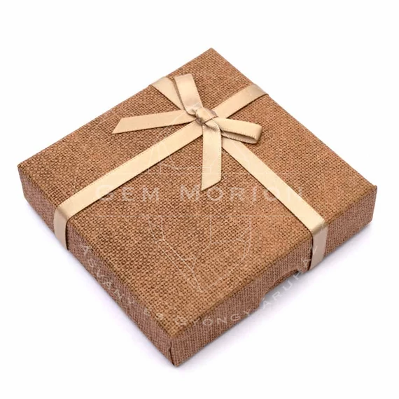 Díszdoboz fekete selyembéléssel, barna, barna masnis, karton, 9x9 cm