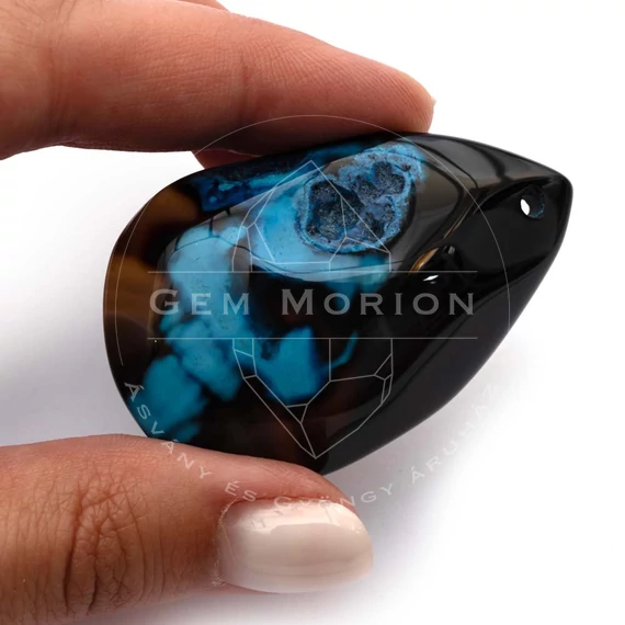 Achát fúrt medál, csepp, amorf, színezett, kék, kb. 35x45 mm