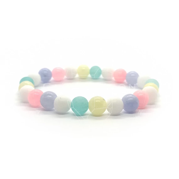 Jade multicolor (fehérrel) gumis karkötő, 8 mm